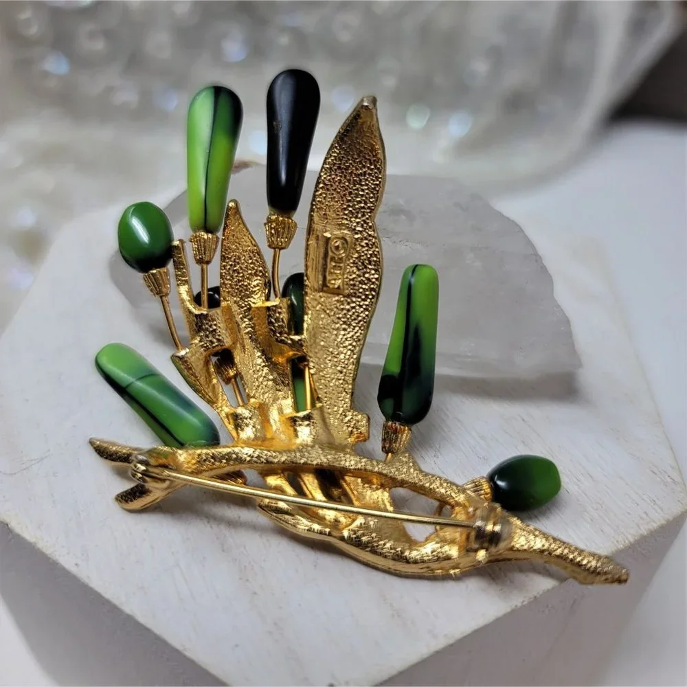 Signed ART Vintage Brooch Pin Green & Goldtone
